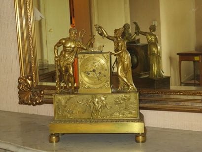 PENDULE en bronze ciselé et doré. Le mouvement...