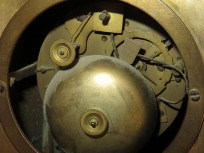 PENDULE en bronze ciselé et doré. Le mouvement...