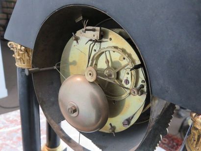 PENDULE PORTIQUE en marbre noir. Le mouvement...