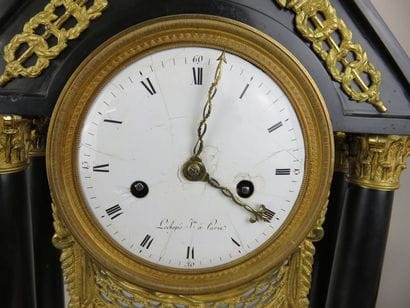 PENDULE PORTIQUE en marbre noir. Le mouvement...