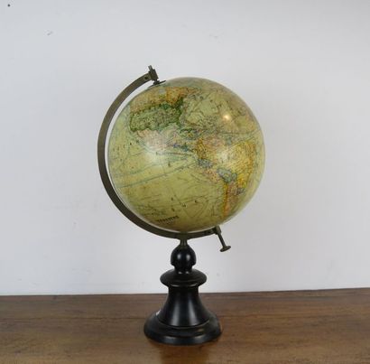 J. Forest
Globe terrestre en carton et plâtre...