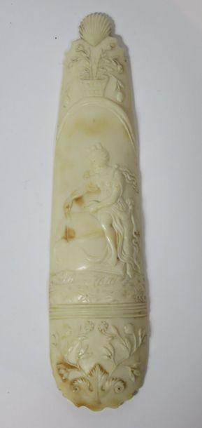 RÂPE A TABAC en ivoire sculpté figurant une...