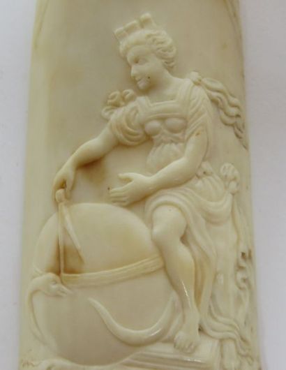 RÂPE A TABAC en ivoire sculpté figurant une...