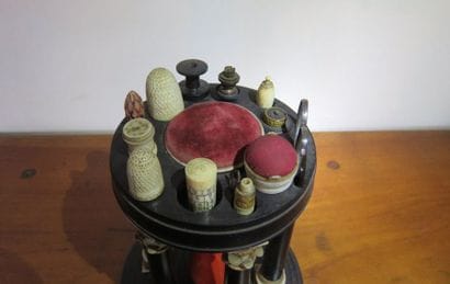 NECESSAIRE A COUTURE sous une coupole supportée...