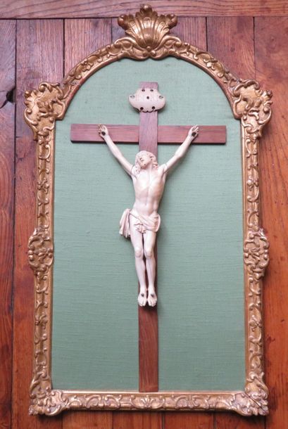 CHRIST EN CROIX en ivoire sculpté (fente...