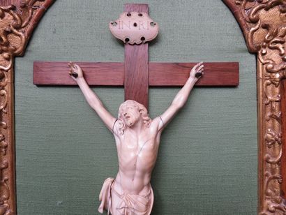 CHRIST EN CROIX en ivoire sculpté (fente...