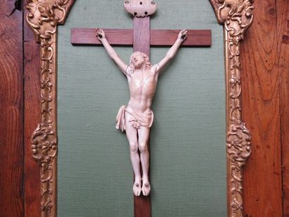 CHRIST EN CROIX en ivoire sculpté (fente...