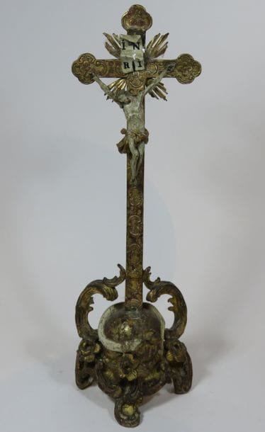 CHRIST EN CROIX en bois laqué et doré. Le...