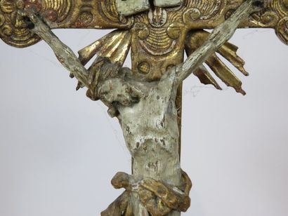 CHRIST EN CROIX en bois laqué et doré. Le...