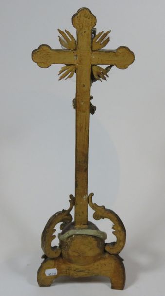 CHRIST EN CROIX en bois laqué et doré. Le...