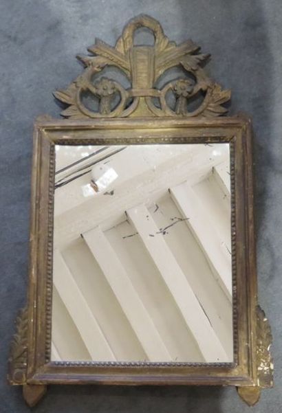 MIROIR rectangulaire en bois mouluré, sculpté...