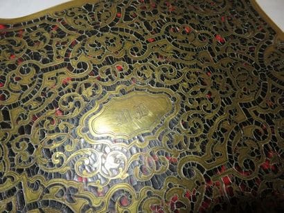 BOITE A JEUX à contours polylobés en marqueterie...