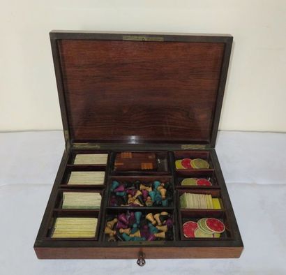 BOITE A JEUX en placage de palissandre, filets...