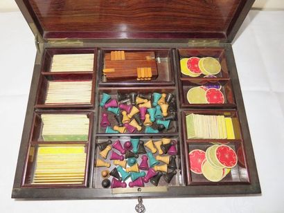 BOITE A JEUX en placage de palissandre, filets...