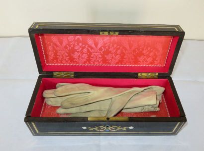 BOITE A GANTS en marqueterie de laiton gravé,...