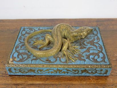 PRESSE-PAPIER: Lézard en bronze ciselé sur...