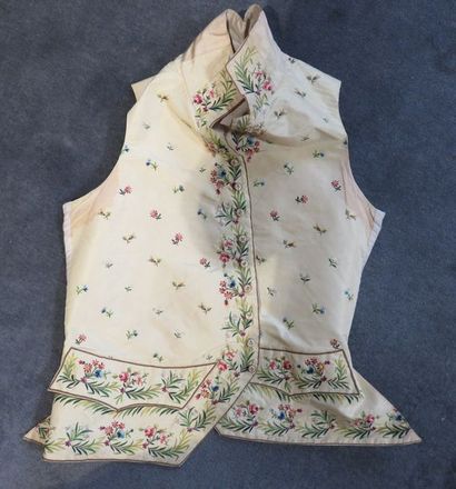 GILET D'HOMME en soie brodée (salissures)
On...