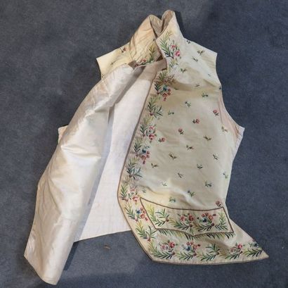 GILET D'HOMME en soie brodée (salissures)
On...