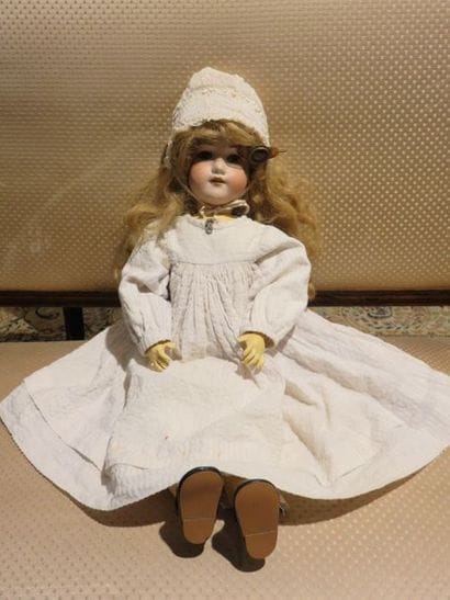 POUPEE AM, moule 390, yeux dormeurs. Cheveux...