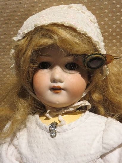 POUPEE AM, moule 390, yeux dormeurs. Cheveux...