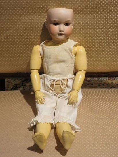 POUPEE AM, moule 390, yeux dormeurs. Cheveux...