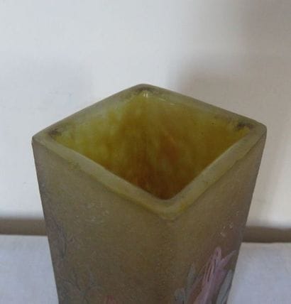 DAUM Nancy
Vase quadrangulaire à décor dégagé...