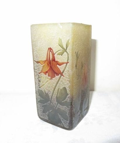 DAUM Nancy
Vase quadrangulaire à décor dégagé...