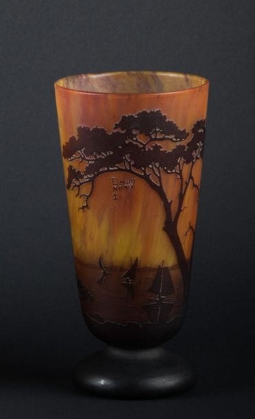 DAUM Nancy
Vase cornet sur piédouche en verre...
