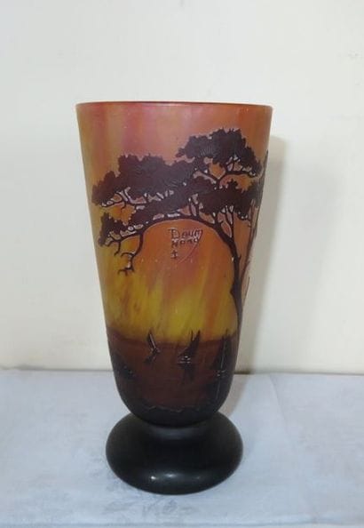 DAUM Nancy
Vase cornet sur piédouche en verre...