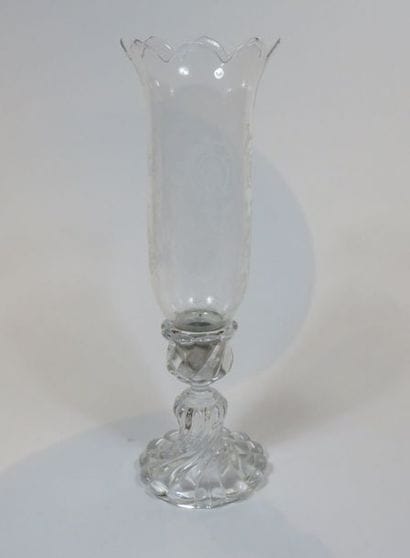 BACCARAT France
Photophore en verre moulé,...