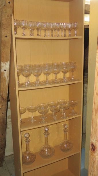 SERVICE DE VERRES en cristal taillé à facettes,...