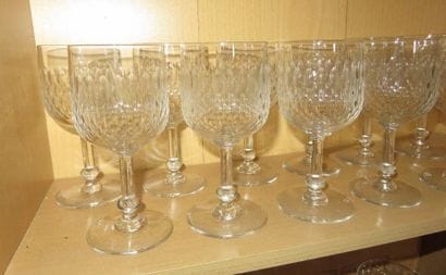 SERVICE DE VERRES en cristal taillé à facettes,...