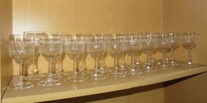 SERVICE DE VERRES en cristal taillé à facettes,...