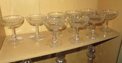 SERVICE DE VERRES en cristal taillé à facettes,...