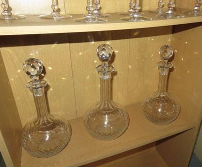SERVICE DE VERRES en cristal taillé à facettes,...