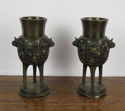 EXTRÊME-ORIENT
Paire de vases de forme Jue...