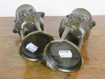 EXTRÊME-ORIENT
Paire de vases de forme Jue...