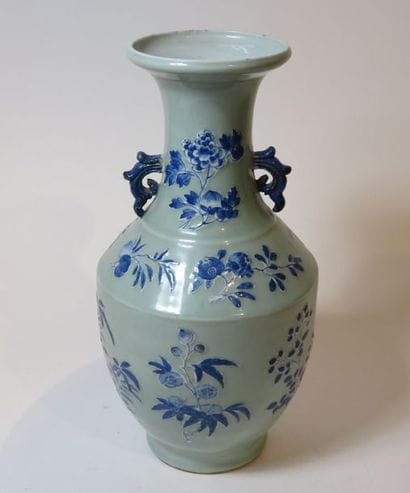CHINE
Vase balustre à décor en camaïeu bleu...