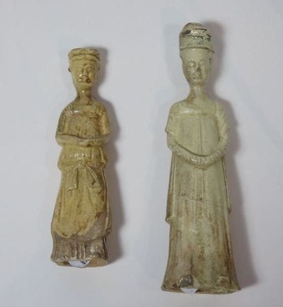 CHINE
Deux statuettes de dame de cour debout...