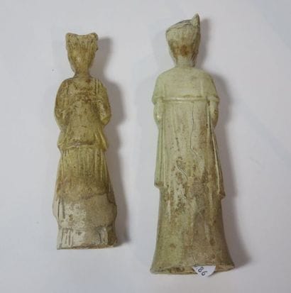 CHINE
Deux statuettes de dame de cour debout...