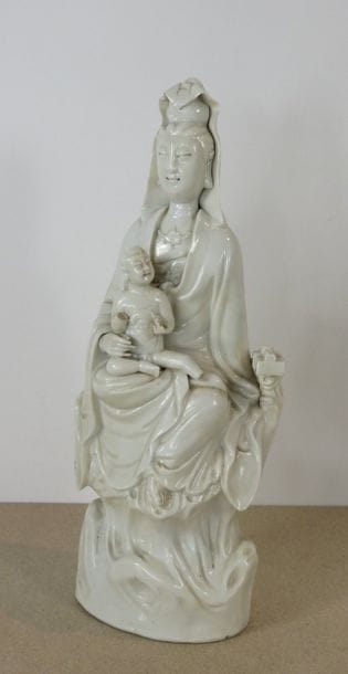 CHINE
Statuette de Kwan Yin avec enfant en...