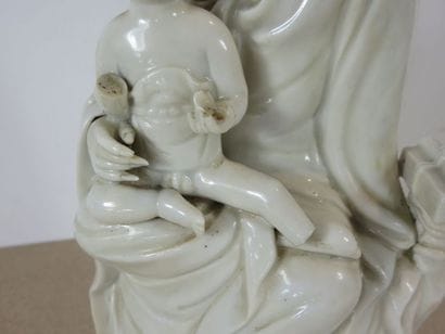 CHINE
Statuette de Kwan Yin avec enfant en...