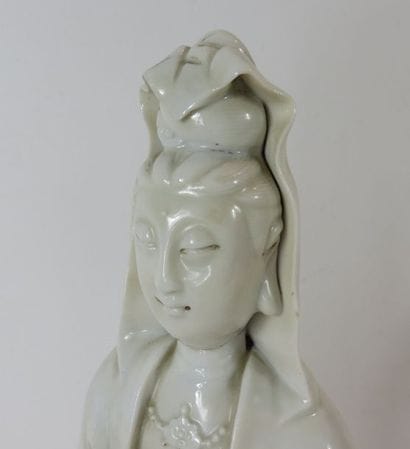 CHINE
Statuette de Kwan Yin avec enfant en...