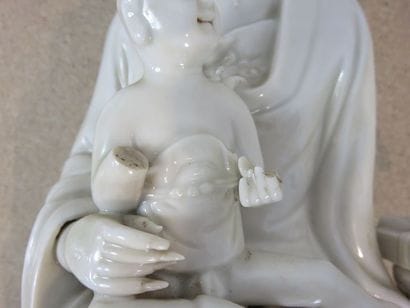 CHINE
Statuette de Kwan Yin avec enfant en...