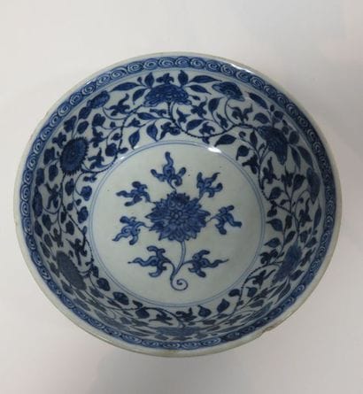 CHINE
Bol en porcelaine bleu blanc à décor...