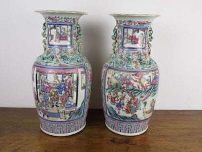 CHINE, CANTON
Paire de vases piriformes en...