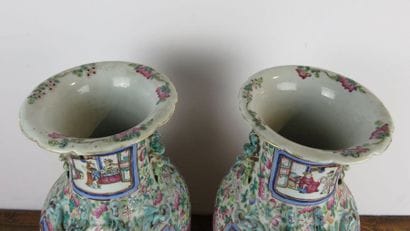 CHINE, CANTON
Paire de vases piriformes en...