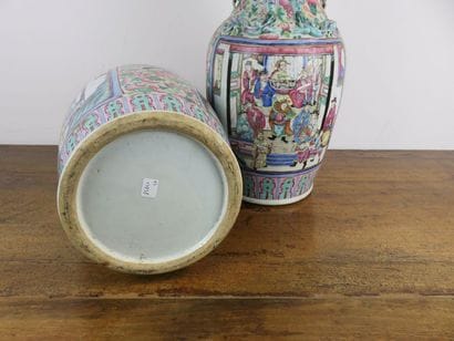 CHINE, CANTON
Paire de vases piriformes en...