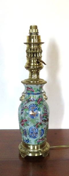 CHINE, CANTON
Vase en porcelaine à décor...