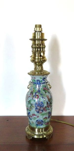CHINE, CANTON
Vase en porcelaine à décor...